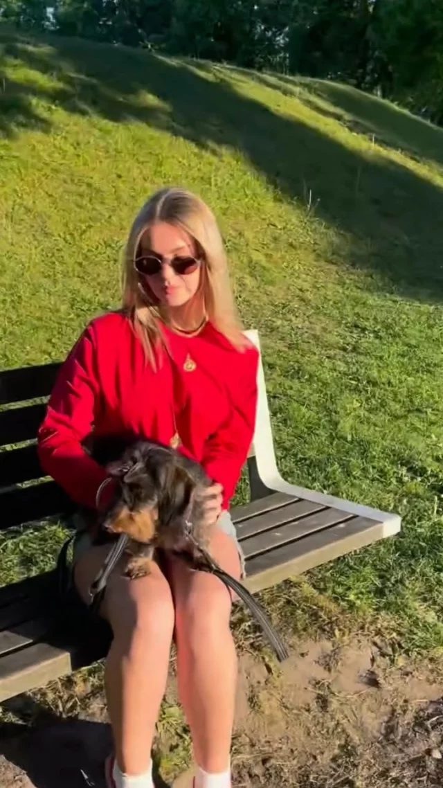 NEW!! Meet your favorite pop of color ❤️

Our red long sleeve: bold, comfy, and sustainably made.

Dress it up or keep it casual - it does it all!

Manon's wearing a size M, for a comfy and oversized look 🥰