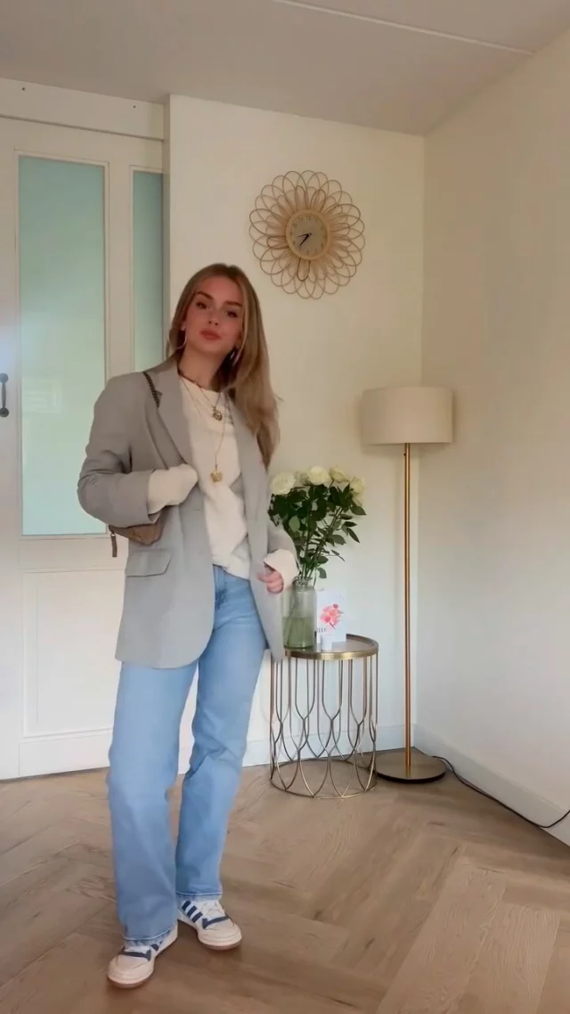 Your go-to basic for the colder days! 🤎

Our Beige Long Sleeve is soft, stylish, and made for layering.

It pairs effortlessly with everything – from jeans to joggers.

Manon's wearing a size S!

Sustainability meets comfort and style. ✨