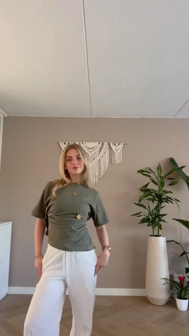 3 looks when you have nothing to wear:

💙Our Navy White Striped Long Sleeve
💚Forest Green T-Shirt
🤎Brown Pink Striped Long Sleeve

Manon's wearing a size S, for a comfy and oversized look!

Sustainable and stylish 🌿