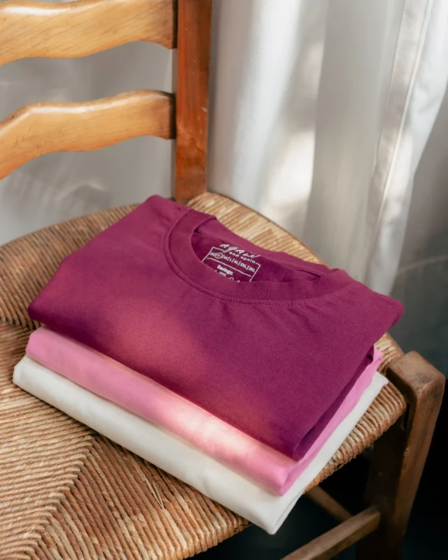 Summer T-Shirts 🌸🍃

Our t-shirts in bordeaux red, pink, and white are the perfect way to welcome the season.

Made from 100% recycled textiles, these tees combine comfort, style, and sustainability. ❤️

Which color is your fave? Let us know! ✨
