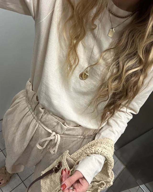 Our Beige Long Sleeve – Your new favorite! 🤩

Soft, stylish, and versatile.

Made from 100% recycled textiles, this long sleeve is the perfect blend of comfort and sustainability, ready to elevate any look.

Get yours now! 🤎 Link in bio